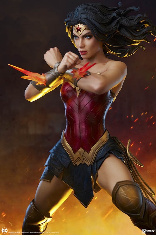 Wonder Woman: Saving the Day - Sideshow Premium Format Figure